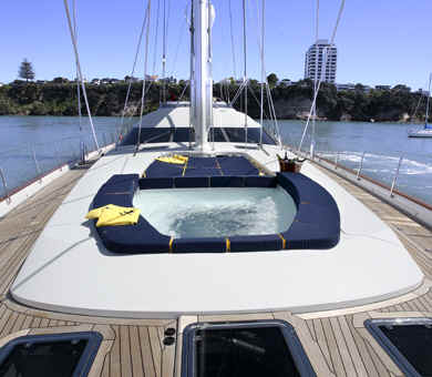 Sailing yacht Q jacuzzi