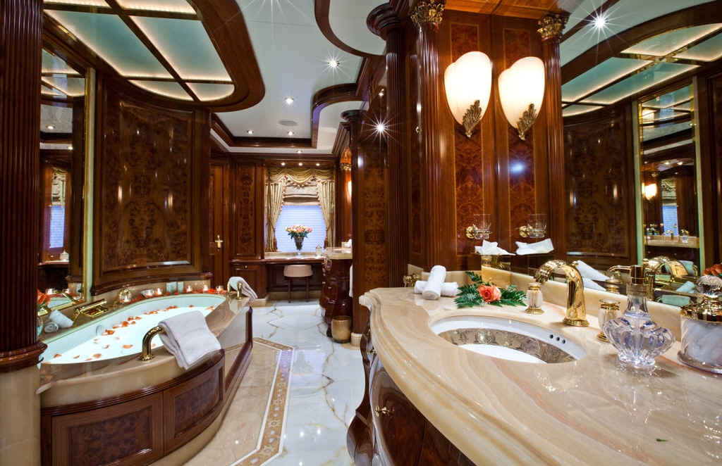 Yacht Martha Ann Bathroom