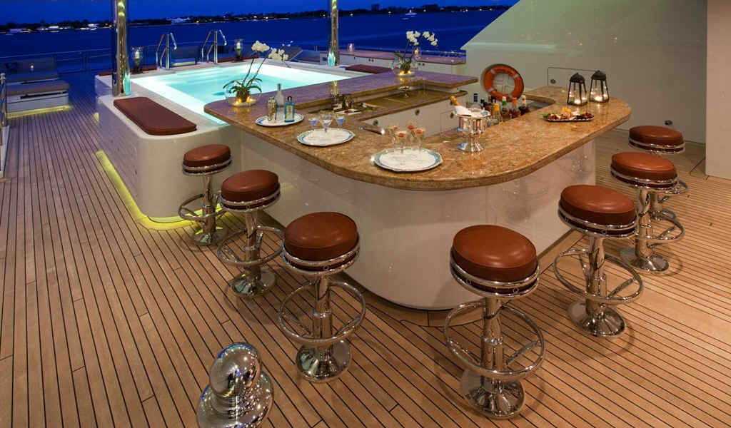 Yacht Martha Ann outdoor bar