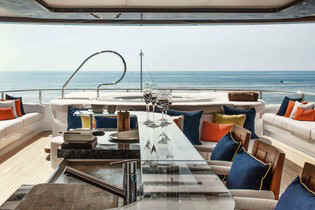 Yacht Cloud 9 bar