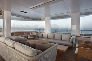 Yacht Cloudbreak outdoor living