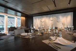 Yacht Cloudbreak dining