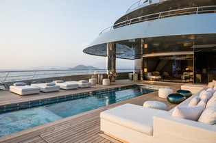 Yacht Savannah pool