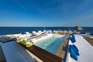 Yacht Serenity Pool